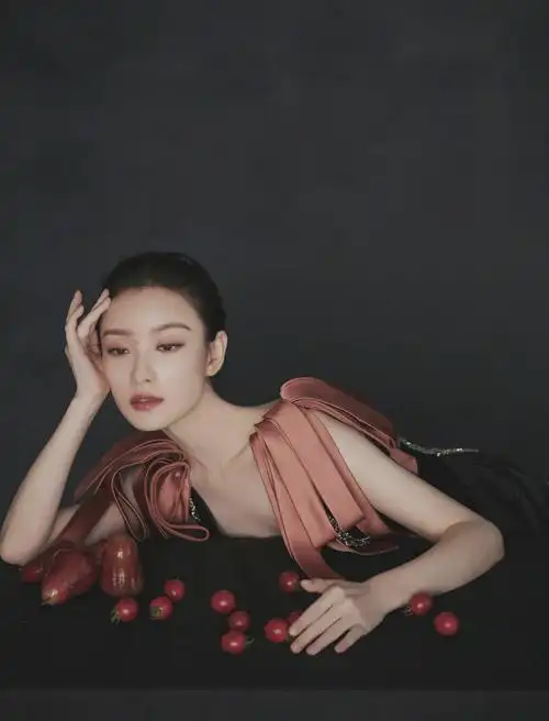 今晚时尚芭莎年度派对倪妮v以宫廷风造型亮相活动