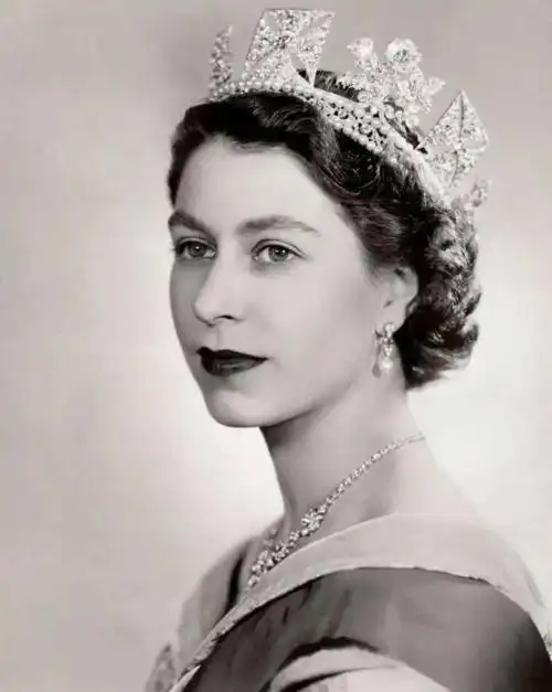 英女王伊丽莎白狗血剧情继位压力中坚挺70年英国人特别敬重