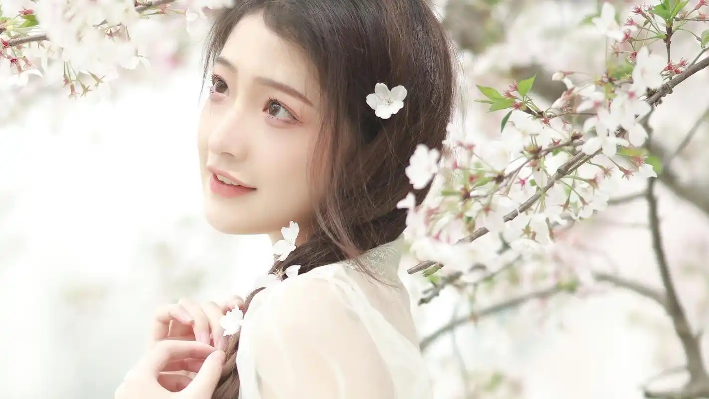 美丽大方的漂亮小姐姐