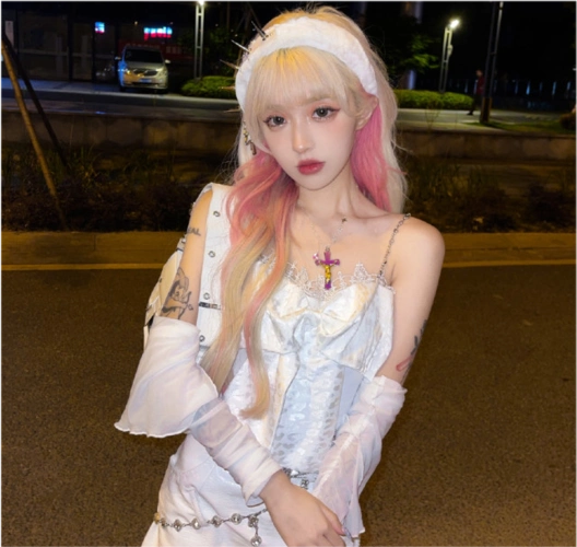 机智张戴黑色假发与男友拍绝美大片,造型精致但p图太