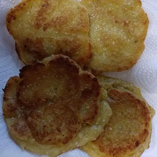 玉米粑粑 by 永远的ch 原料:嫩玉米,糯米粉,面粉,白糖,植物油.