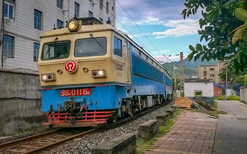 成局西段ss4电力机车0116号机牵引货列驶入成昆铁路渡口支线密地站