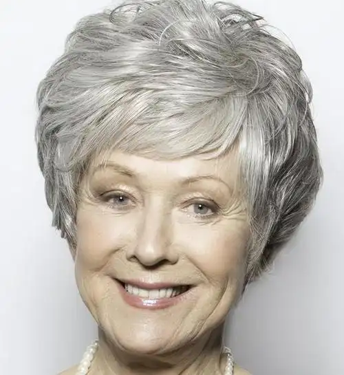 女性走过50岁,尝试改变发型:四种款式让花白头发更时尚