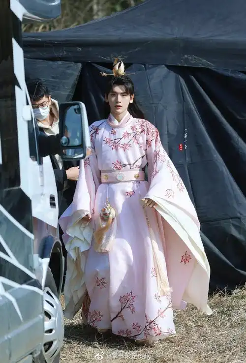 投稿翟潇闻吉星高照新造型,天官赐福谢怜#翟潇闻 周雨彤##翟潇闻恋情