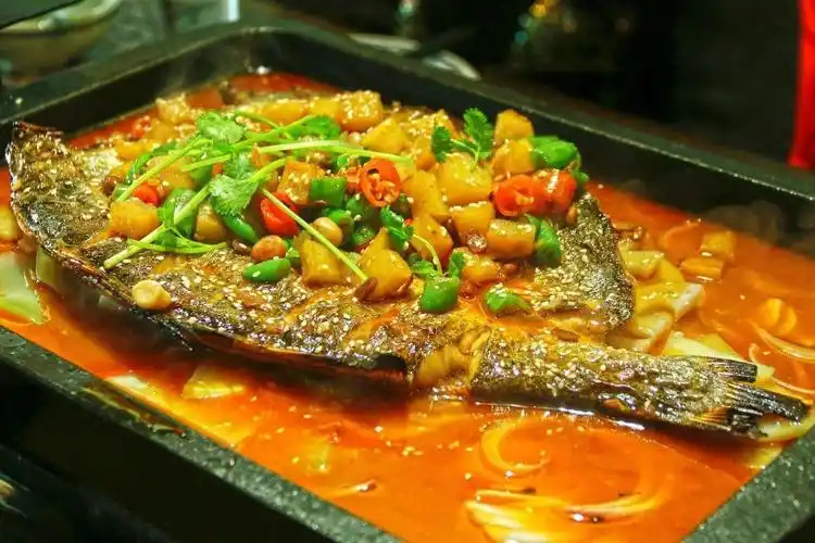 烤海鲈鱼(香辣味) 88元/份碳炉虾煲 98元鸡爪和基围虾的组合,鸡爪提前