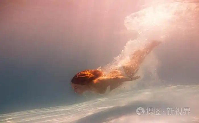 年轻女子游泳 undewater