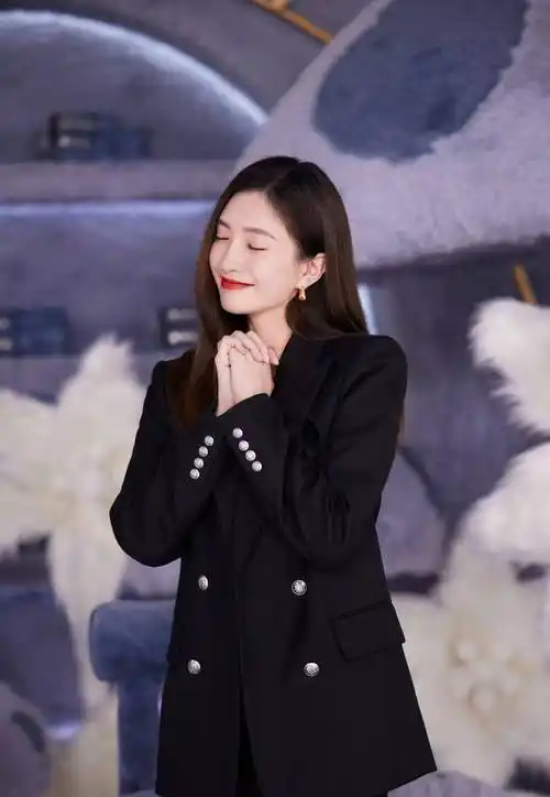 江疏影穿黑色西装配微喇长裤拍写真,知性大方,女神范儿十足