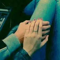 情侣开车十指紧扣图片 车内情侣十指相扣唯美图【点击鼠标右键下载】