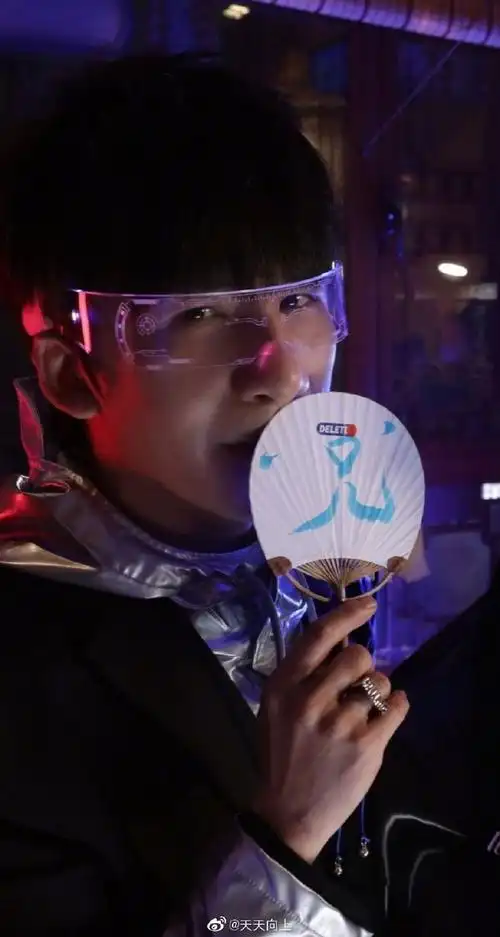 陈漫首登天天向上打卡长沙新地标手机镜头下的天天兄弟媲美相机