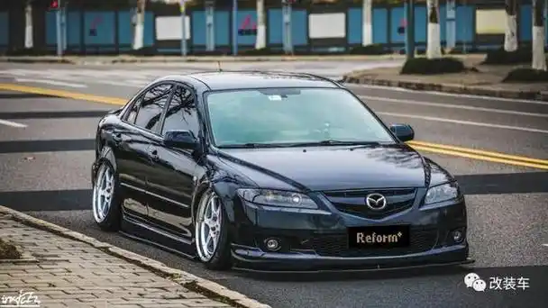 老款的马自达6,它有着出色的操控和运动范十足的外表,算得上是当年b级