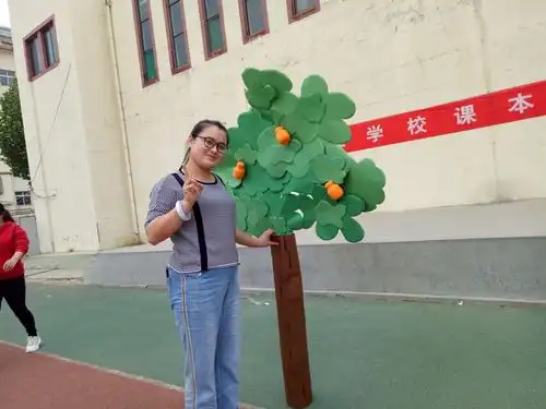老师自制了大树道具!