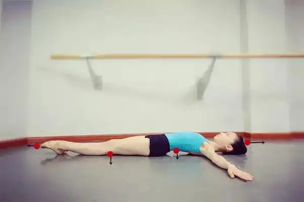 舞蹈知识课堂:地面踢前腿