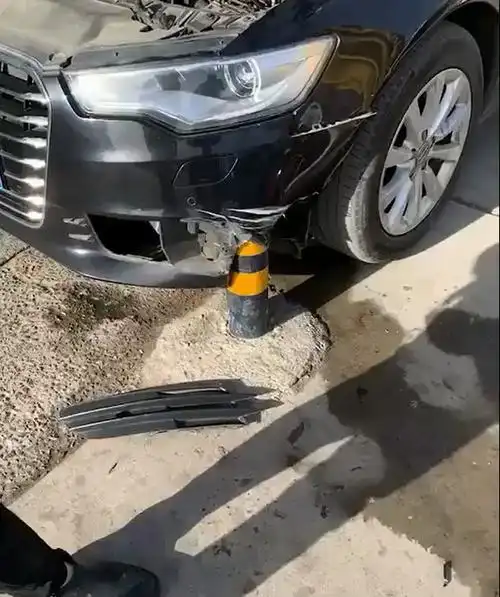 奥迪a6l撞上路障,车头被卡住,车主是一位女司机
