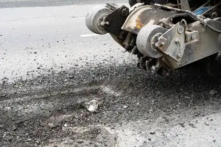 路面铣刨机切割旧沥青.修路.路面破坏.切割机切割一层沥青.