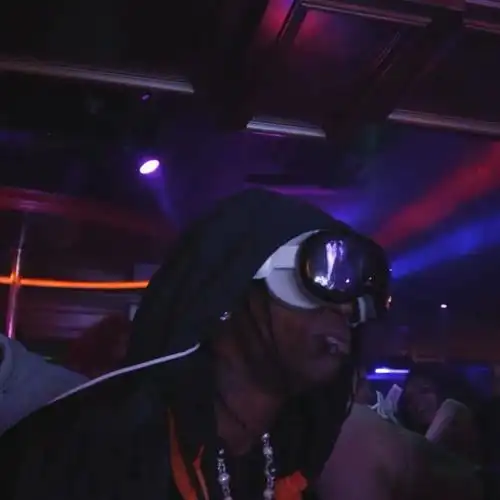 travisscott买了一个苹果visionpro表情包成真了