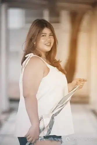 亚洲漂亮的笑脸脸胖女人姿势站立, 并持有雨伞在人行道上