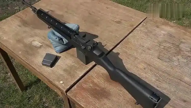 m14步枪户外射击表演,这把枪非常帅气
