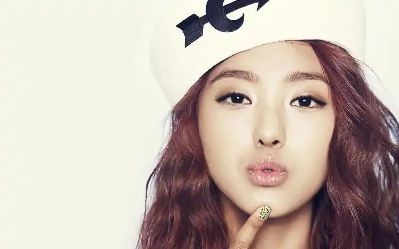 是韩国年轻一代歌手,韩国4人女子组合sistar成员,出生于1990年1月30