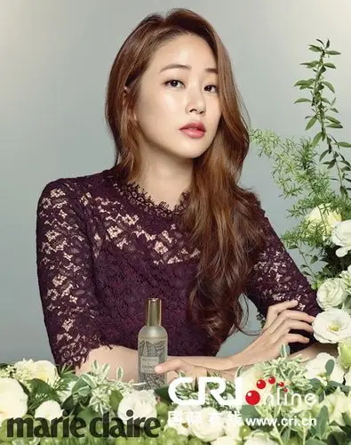 金孝珍拍写真展成熟优雅魅力 躺花丛中秀身段