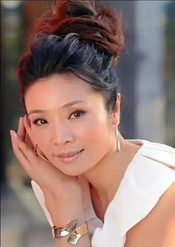 著名女高音歌唱家李丹阳一组新写真在网上曝光,照片中李丹阳一改往日