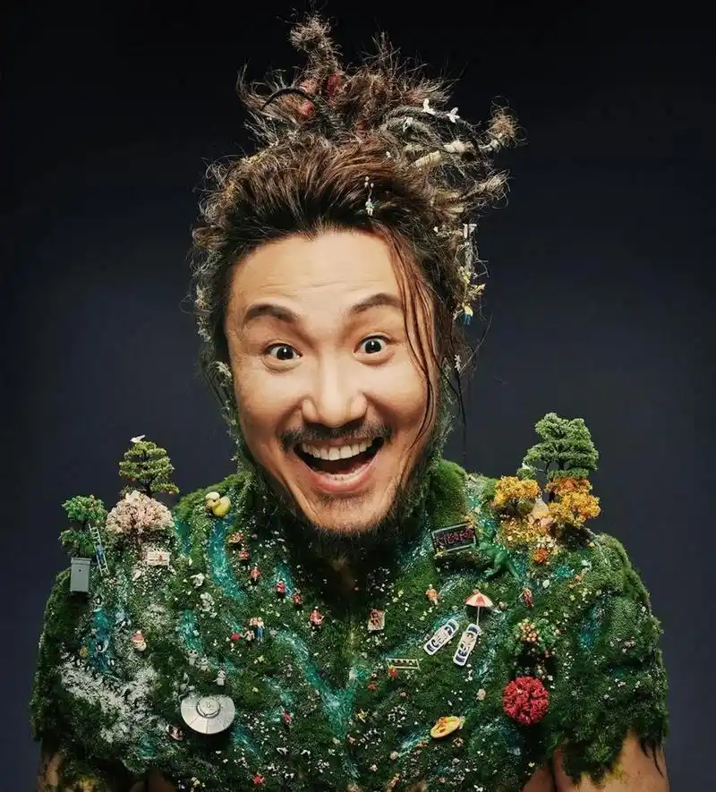 52岁的歌手郑中基,曾经与杨千嬅有过一段甜蜜的恋爱,又与蔡卓妍有过一