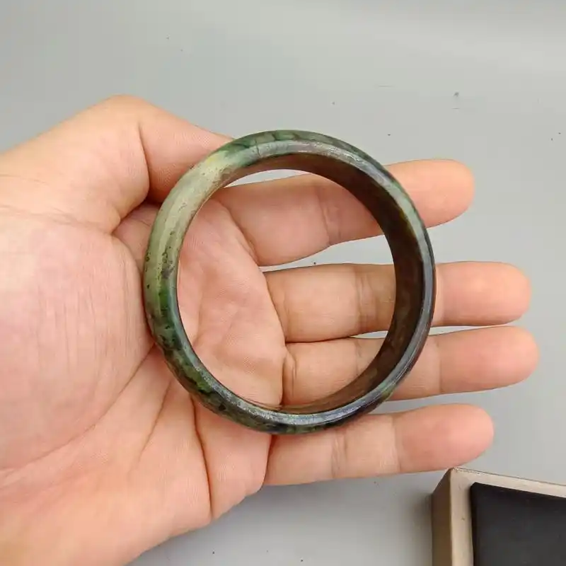 古玉老玉古董收藏的古代缅甸花青老翡翠手镯,手工雕刻,包浆浑厚品相如