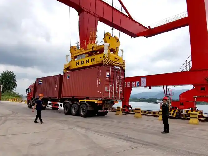 昨天上午,在兰溪港女埠综合作业区,码头工人对两艘集装箱运输船上的