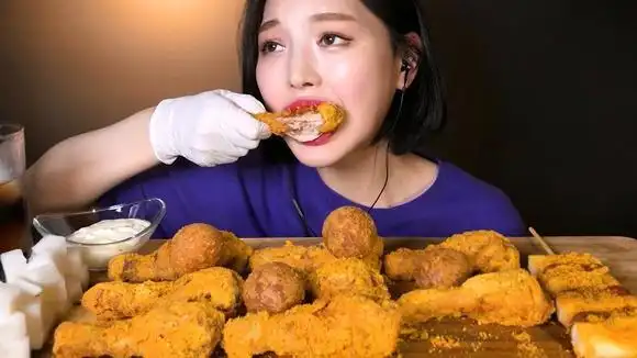 韩国女吃货,吃炸鸡,奶酪球,萝卜块,发出咀嚼声,吃得太过瘾了