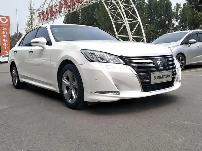 濮阳2015年6月丰田皇冠2015款25l精英版白色自动档