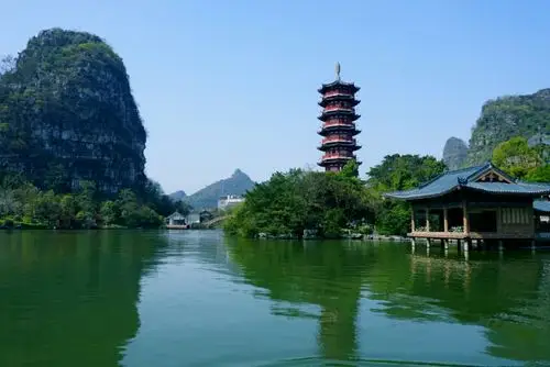 木龙湖上的木龙塔