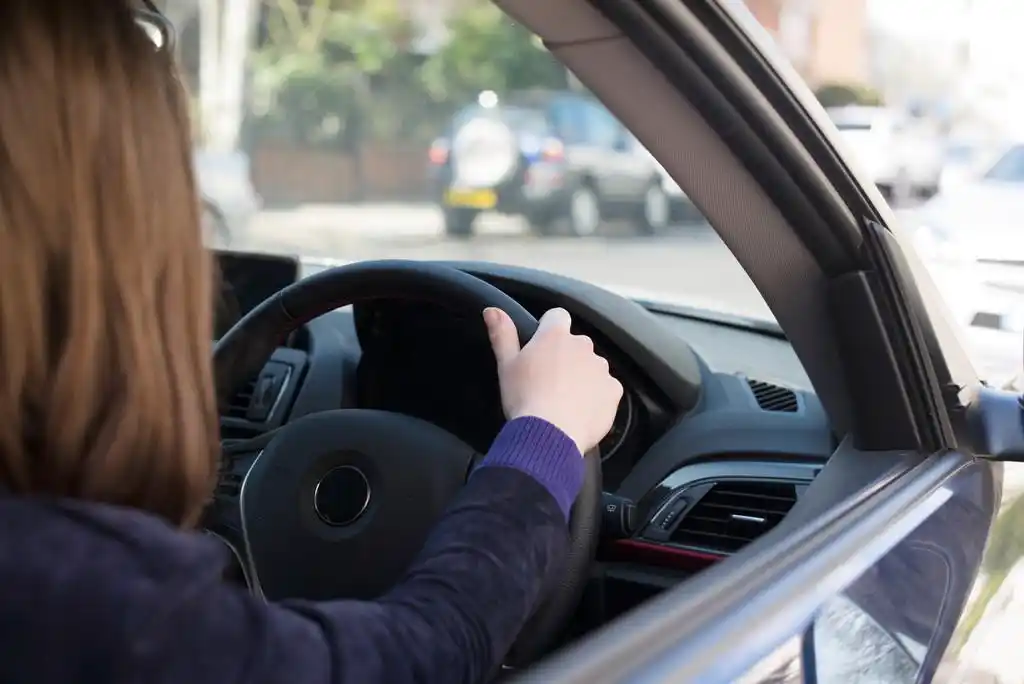 在车里的女人,蓝色的车里手握方向盘的女人