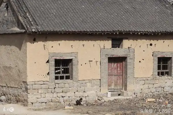 乡下很多破烂的土房子为什么不拆除,是有什么讲究吗