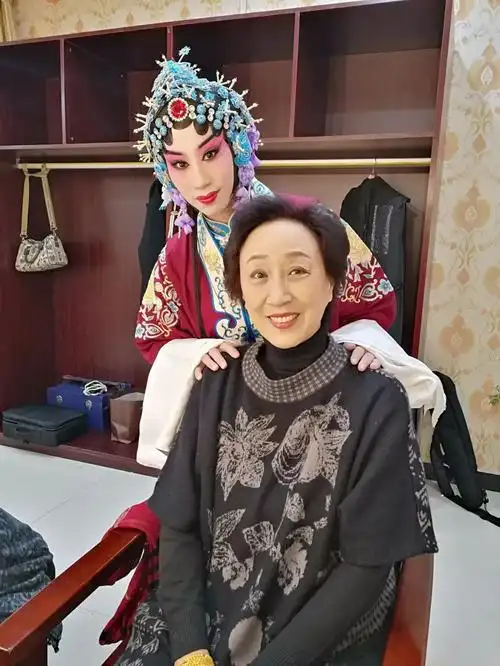 曼妙无比欣欣向荣记京剧名家马小曼收徒梨园新秀张伟欣拜师仪式