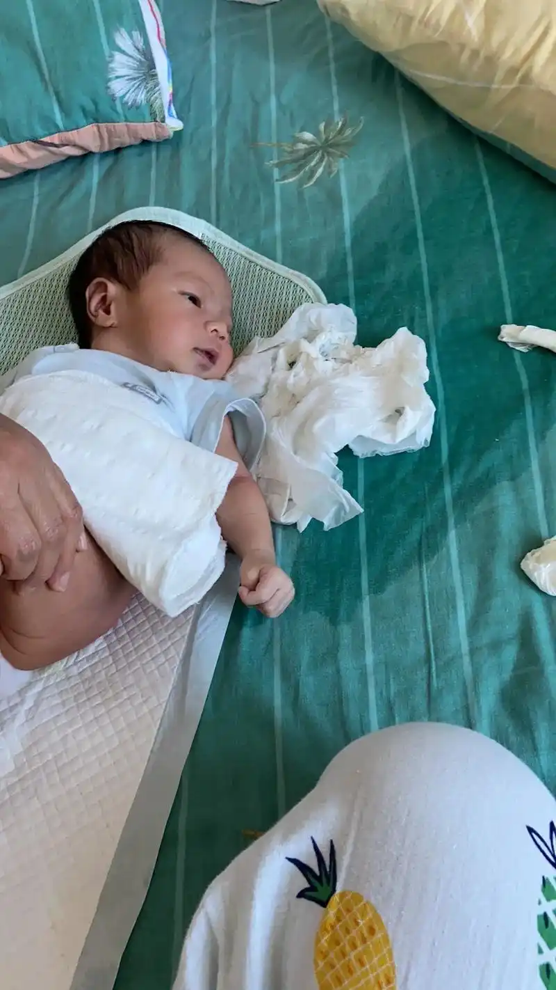 每次都是纸尿裤刚打开就尿 每次都得尿床上 吐奶也是  没有一 - 抖音