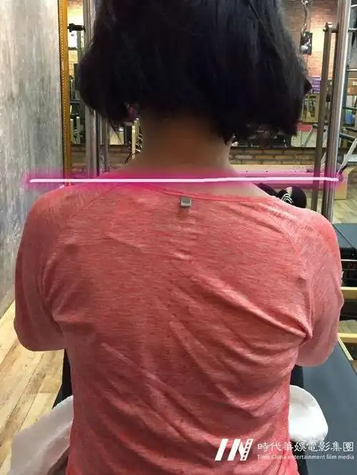 肩胛骨最下端是否等高3. 在孩子弯腰时,观察双侧背部是否对称4.