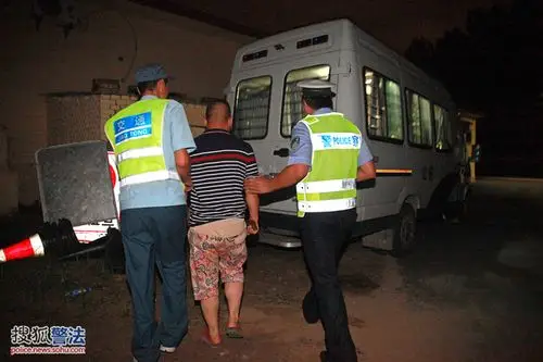 一位涉嫌酒驾的司机被带上警车