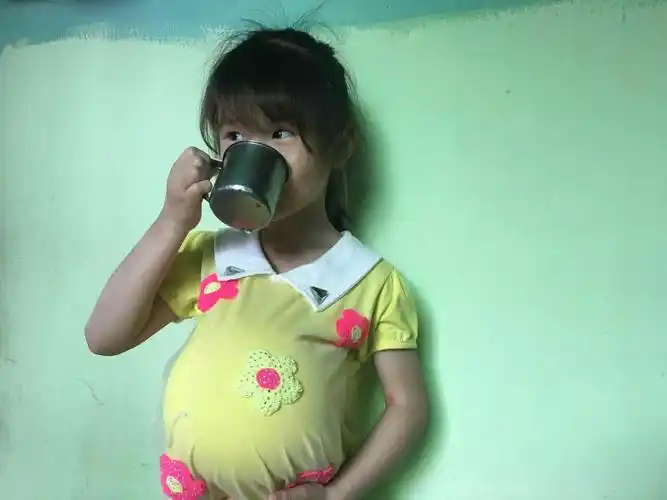 体验"怀孕"的萌娃,挺着大肚子在幼儿园的活动,喝水,吃饭,睡觉,上下