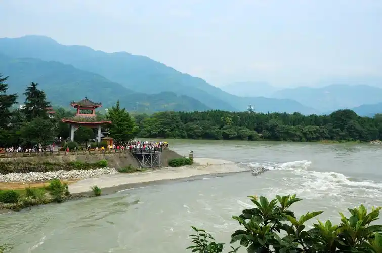 碑亭,人群上前方是飞沙堰.