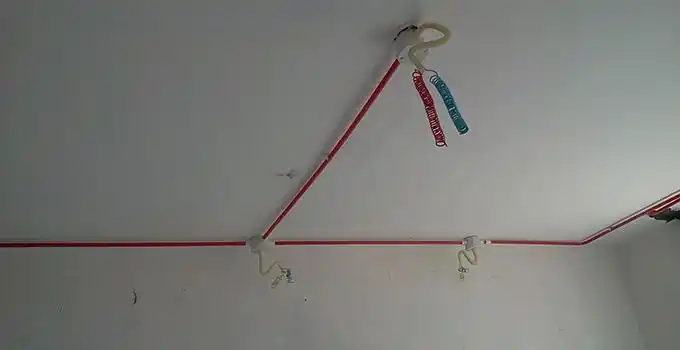 明线电路 明显电路就是将比粉刷好,装潢好了过后才对电路进行安装,是