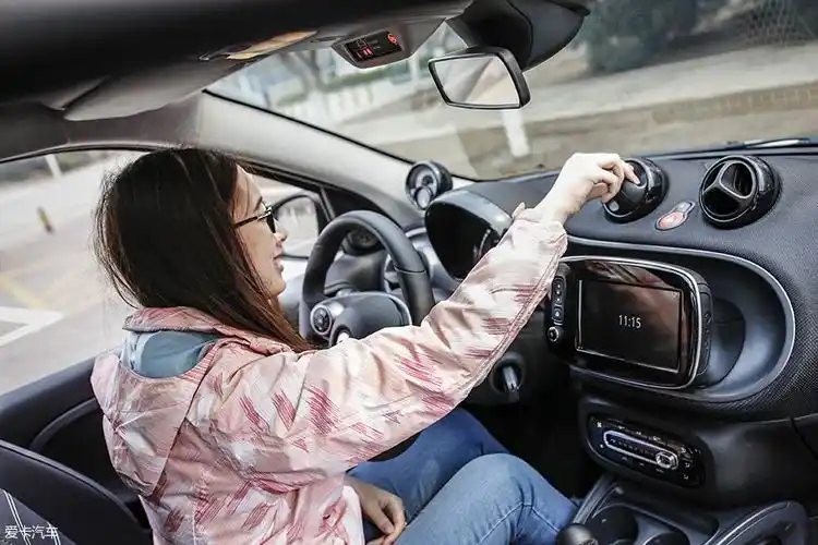 小梦以坐进车里就对这台车的空调出风口产生了浓厚的兴趣,对于这样有