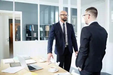 两位优雅的员工在办公室交谈照片