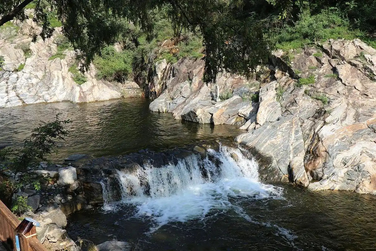 三水源生态旅游度假区位于山东省淄博市国家级风景名胜区-博山,是一处