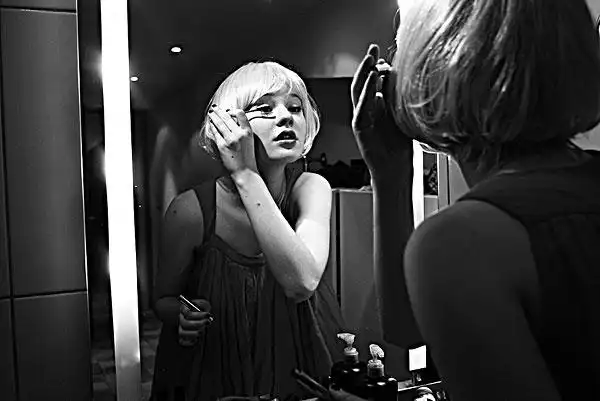 女人照镜子图片