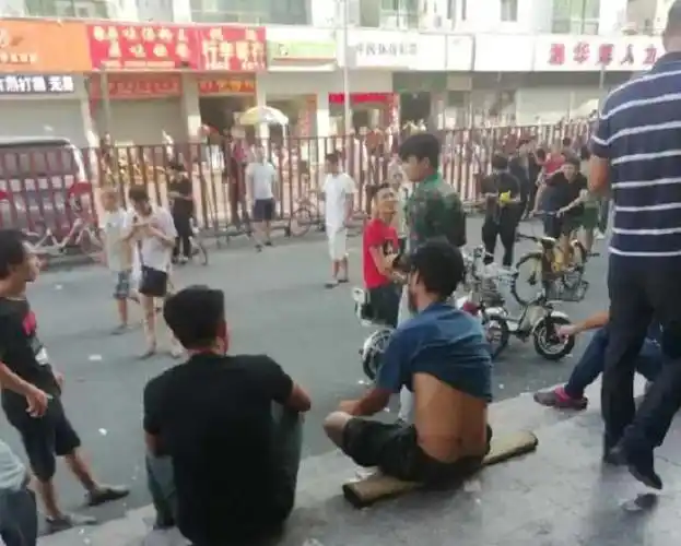 干1天歇3天的"三和大神",每天混日结,抽散烟,他们为何