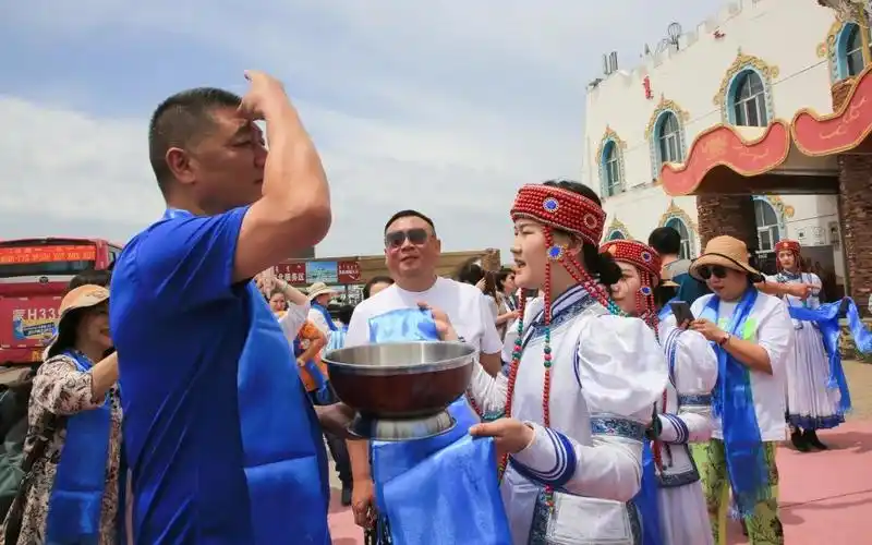 一一接受了姑娘们献哈达和敬酒,感受具有蒙古族传统特色的下马酒仪式
