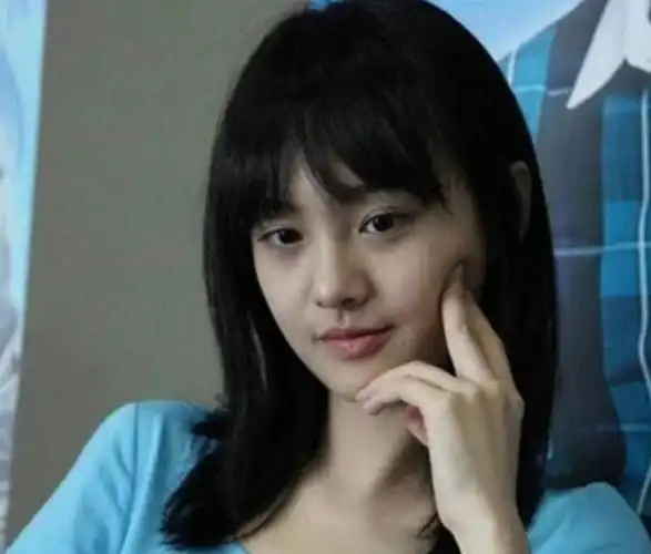 郑爽近照曝光整容如同改头换脸已无财产可执行眼神呆滞无光