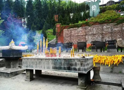 手机拍神农架山上祭坛