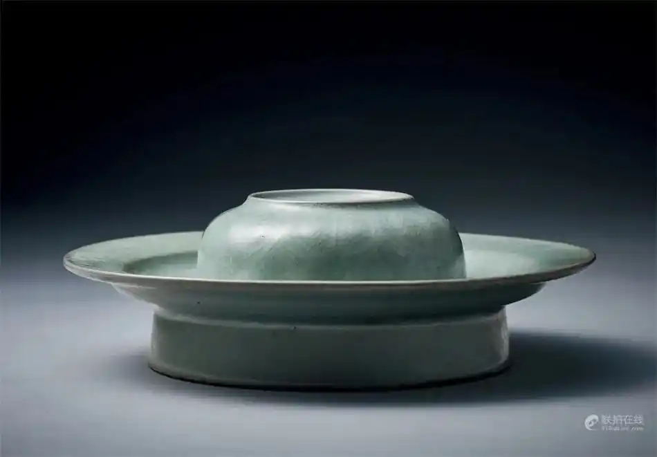 张公巷汝窑天青釉莲瓣纹盏托,起拍价100万日元,日本东赢国际 - 抖音