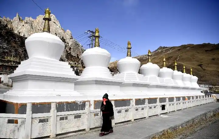 一名信众在转佛塔.新华社记者张龙摄