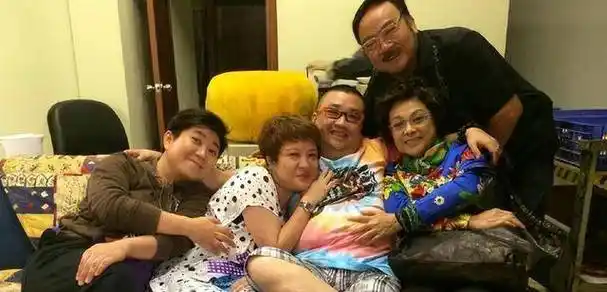 55岁虎艳芬的全家福,23岁嫁给苏志丹,31岁的女儿苏秋妍也已嫁人_生活